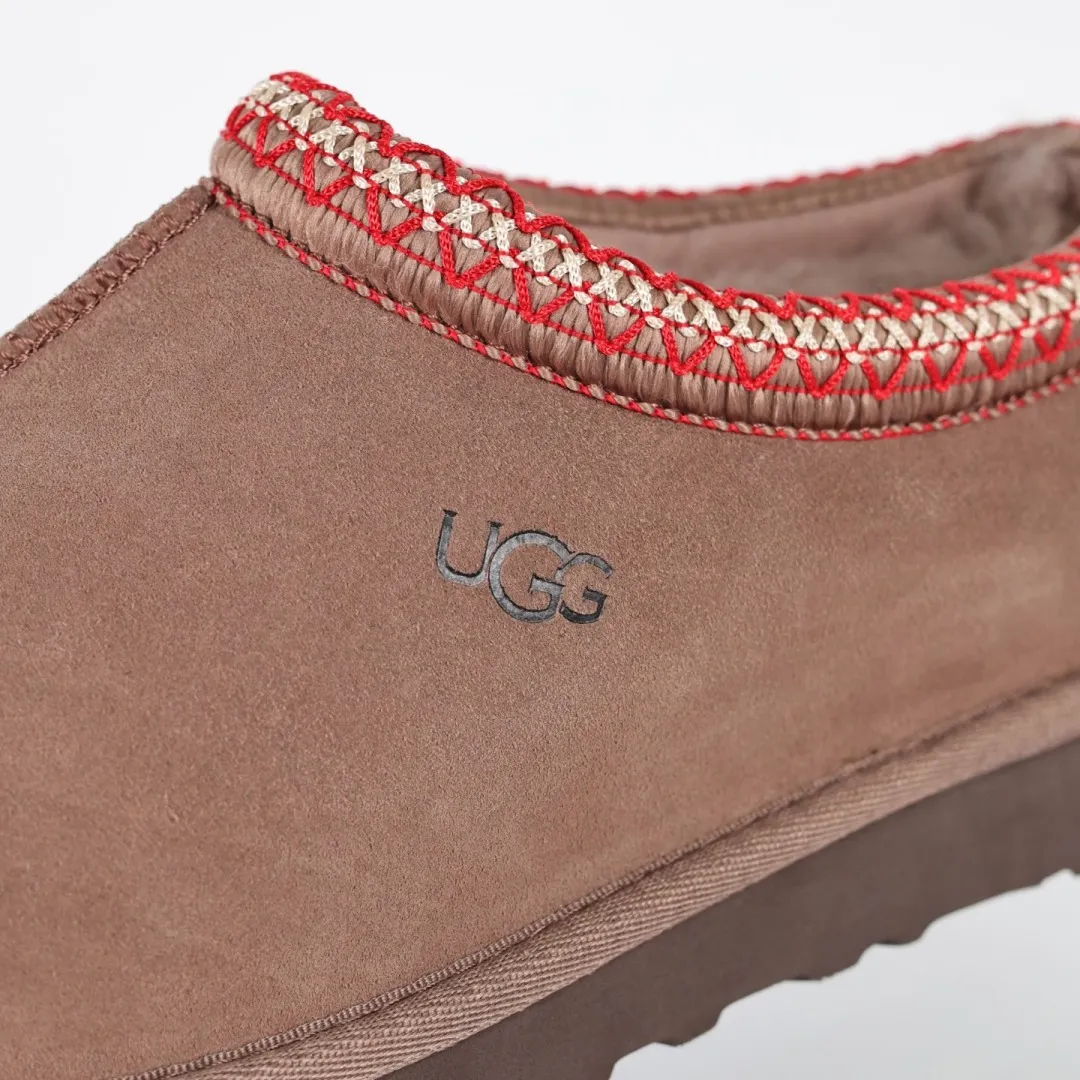 Copy price 💰540 Core recommendation Good price 5cm thick sole, independently developed original outsole, cashmere insole, keeping warm in winter, suitable for home use. In the new year, uug launched a style series, which is partially geared towards the preferences of young consumers. It has also moved to the forefront of fashion trends. Shoe body material, water-repellent coated suede upper, 17 mm UGGPURE™ implanted wool insole, lightweight non-slip and comfortable rubber outsole, with brand LOGO and trademark, with full package Size: 35 36 37 38 39 40 41 42 43 44 45